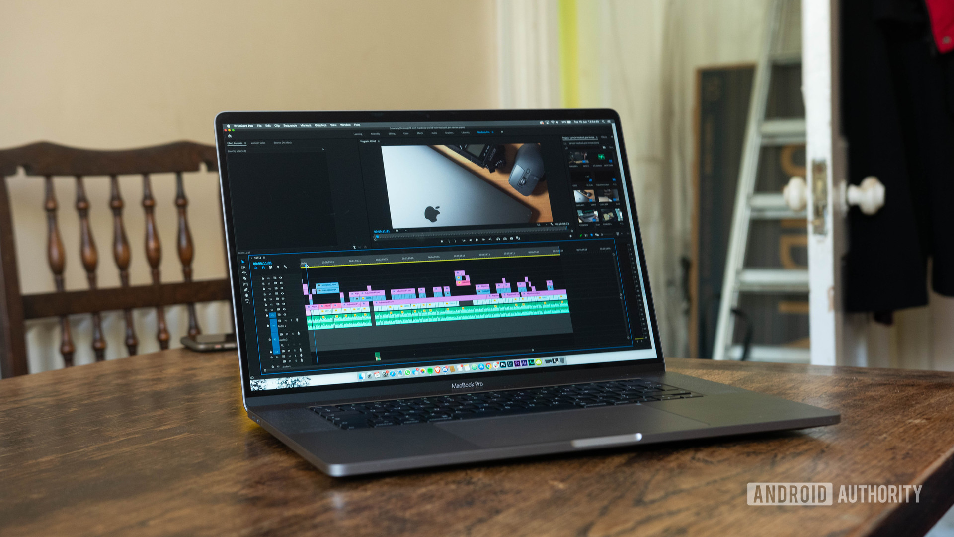 MacBook Pro Premiere Pro 16 pouces ouvert