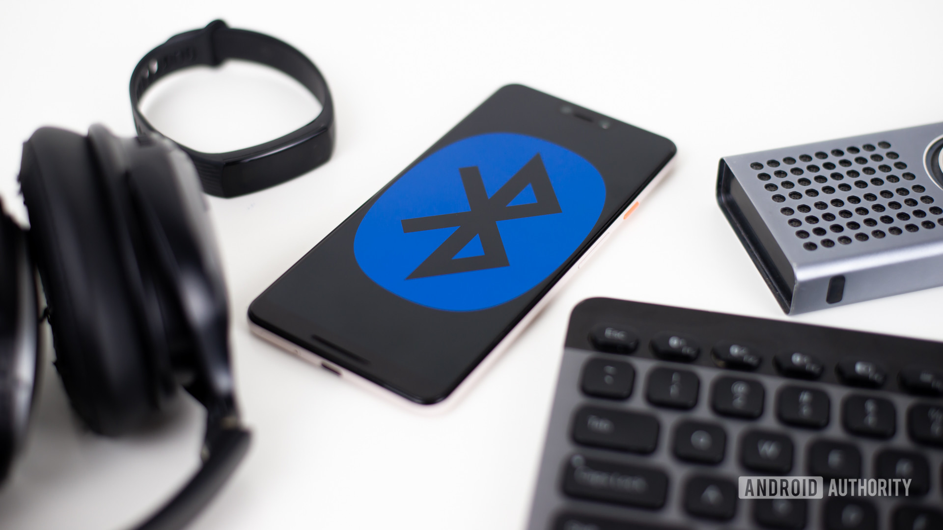 Photo d'appareils Bluetooth montrant divers appareils, notamment un smartphone, un moniteur d'activité, des écouteurs et un clavier