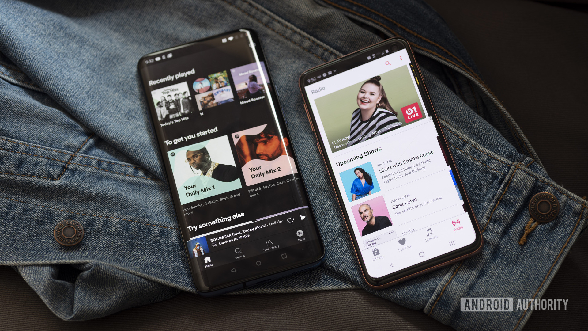 Una imagen de Apple Music frente a Spotify en un OnePlus 7 Pro y un Samsung Galaxy S10e, respectivamente.