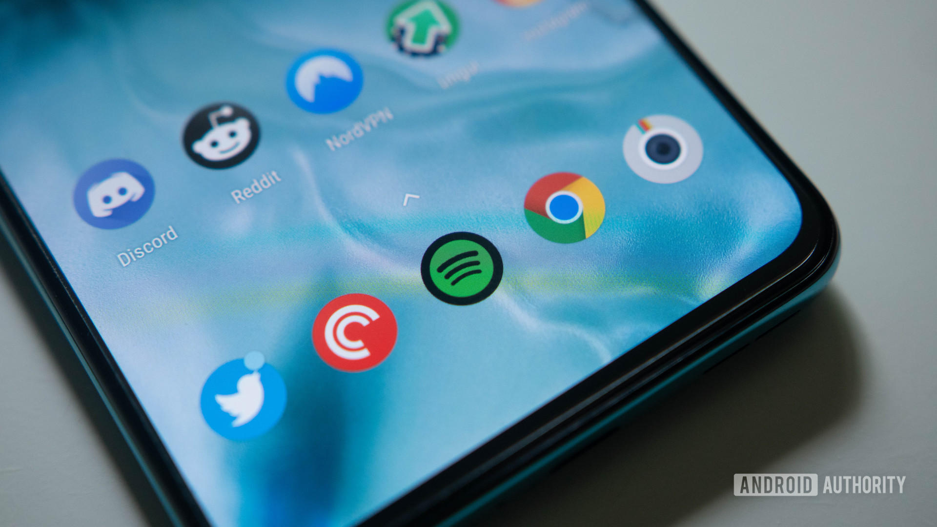 OnePlus Nord Macro shot de l'écran d'accueil avec le logo Spotify au milieu