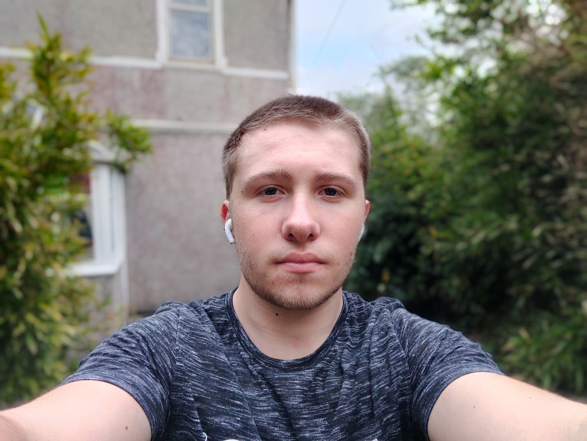 OnePlus Nord test image portait mode selfie in garden with sky behind
