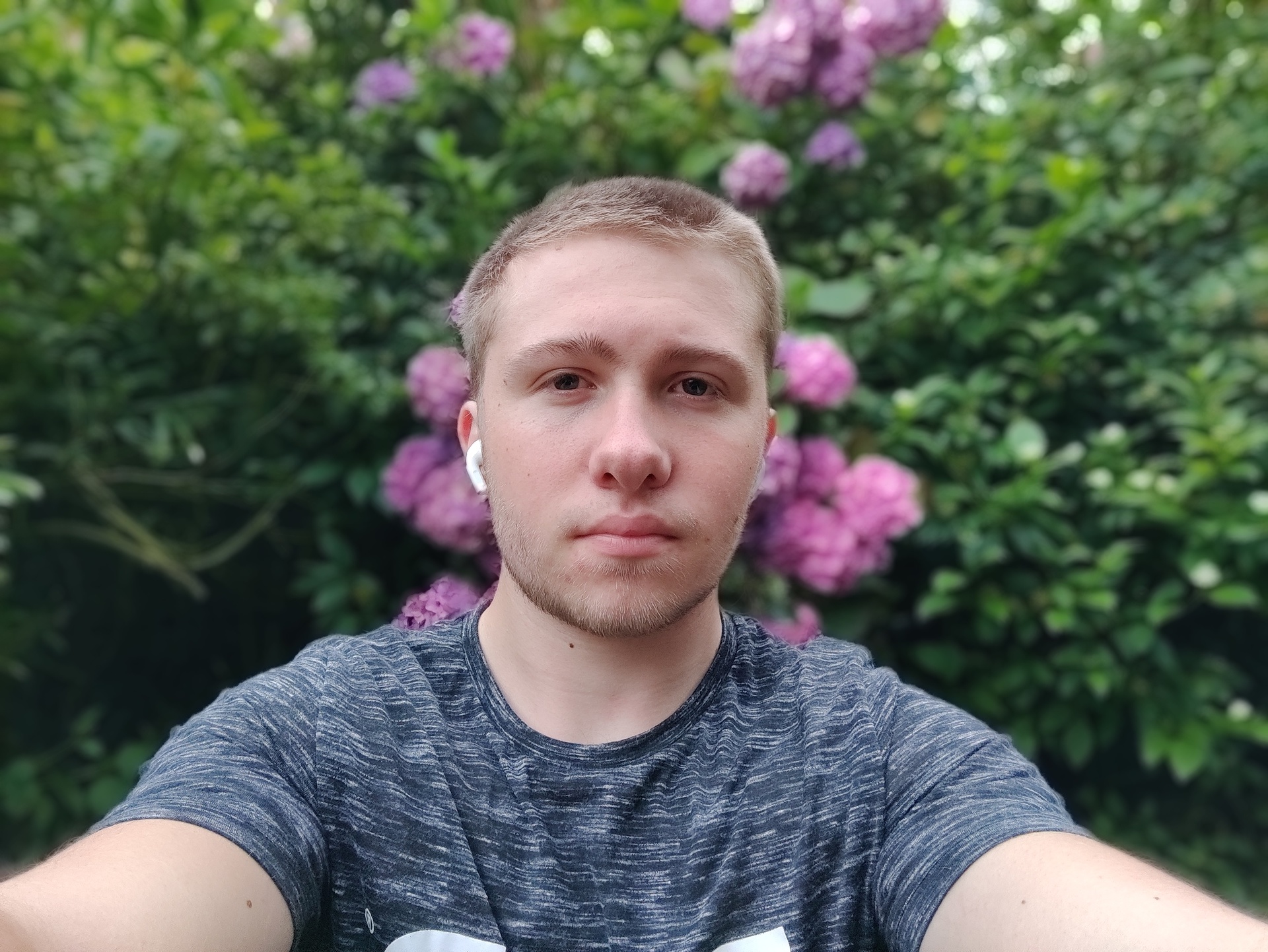 OnePlus Nord test image portrait mode selfie in garden with purple plants