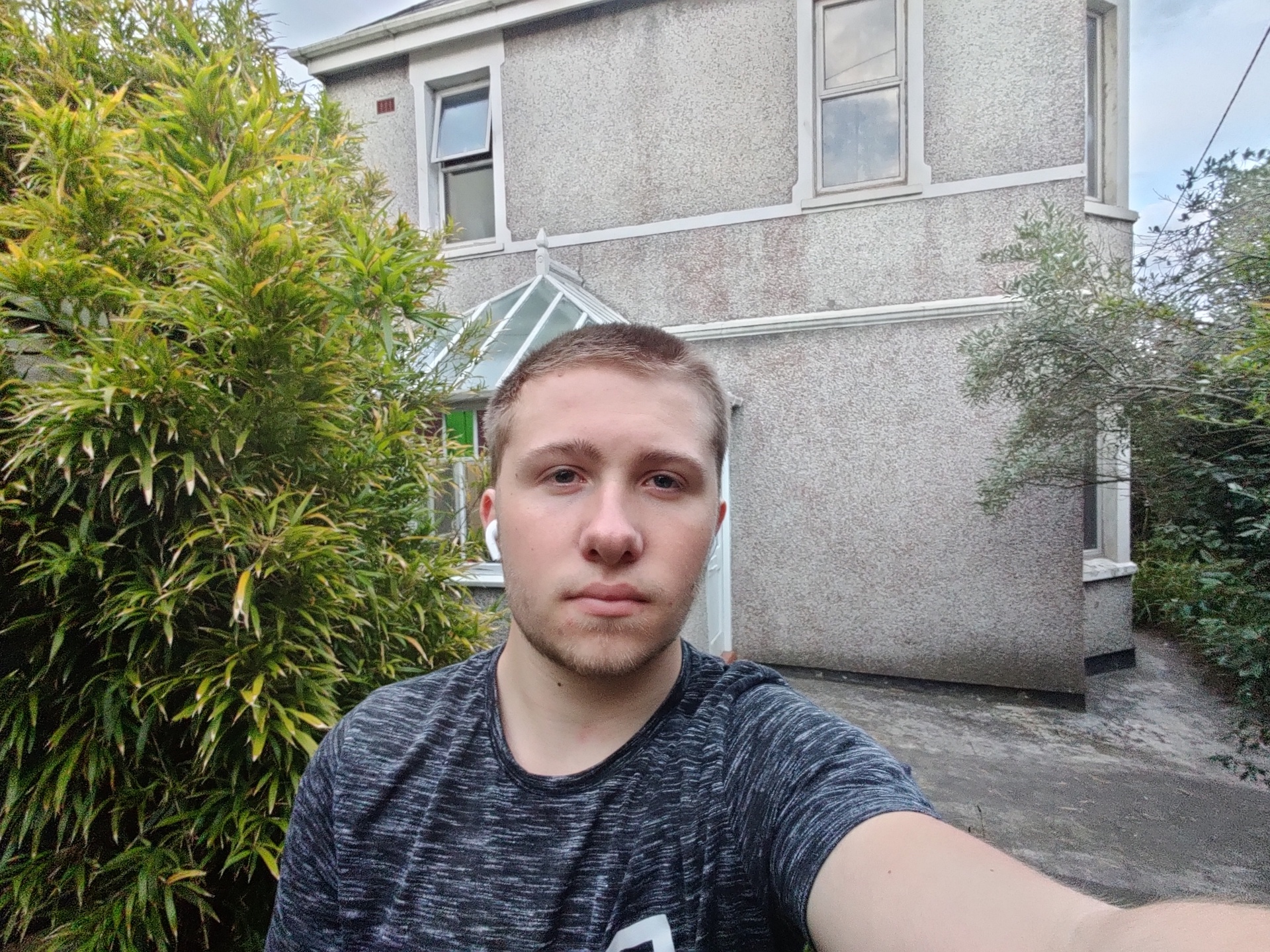 OnePlus Nord test image ultra wide selfie in front of house