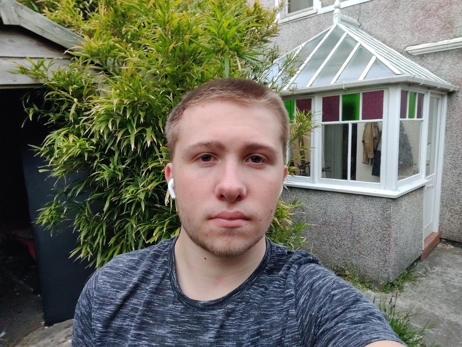 OnePlus Nord portrait mode selfie in garden