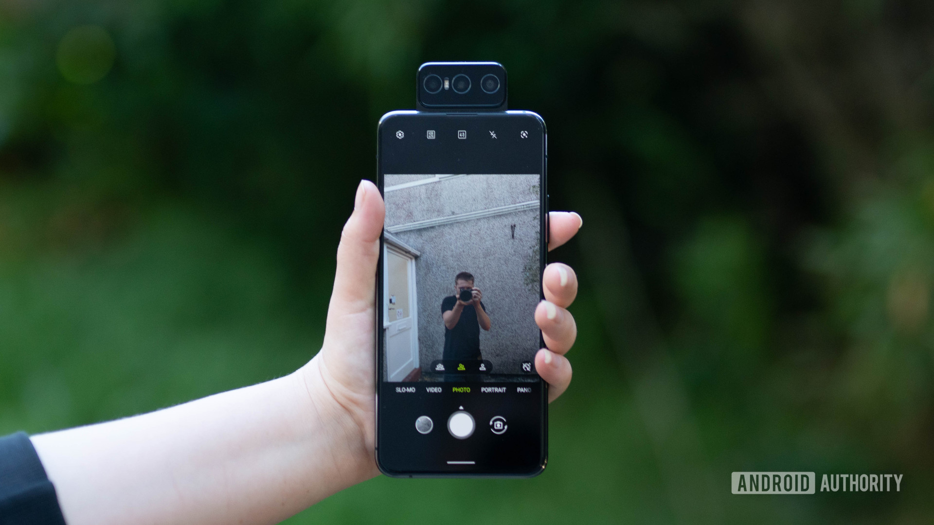 Asus Zenfone 7 Pro taking a selfie