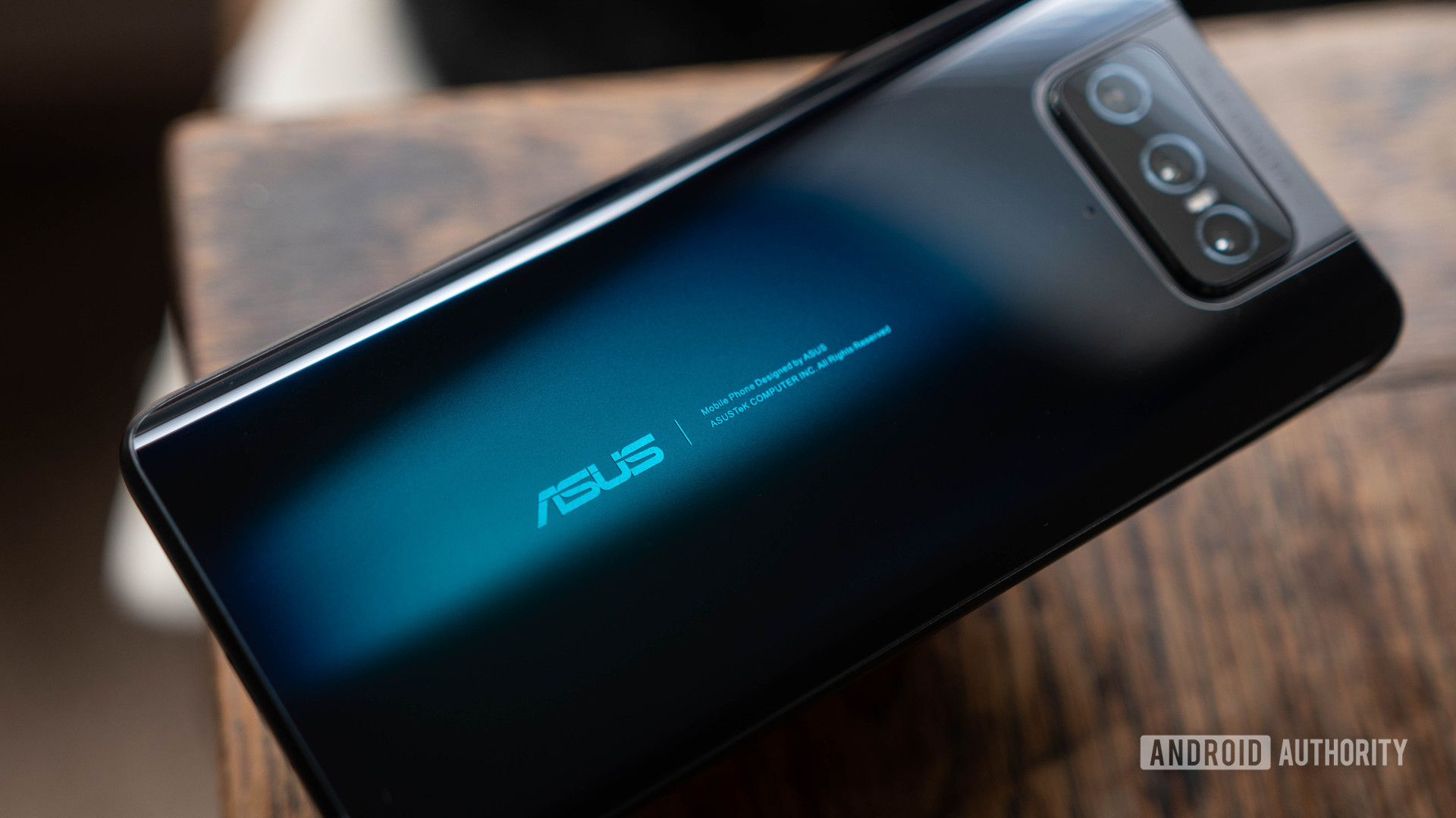 Asus Zenfone 7 Pro está inclinado sobre una mesa