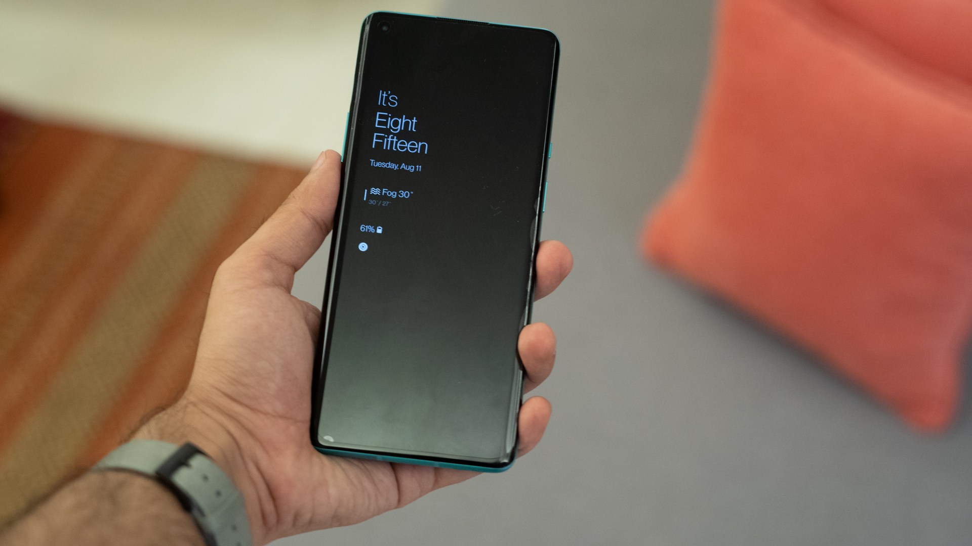 OnePlus 8 Pro Android 11 dev preview always on display in hand
