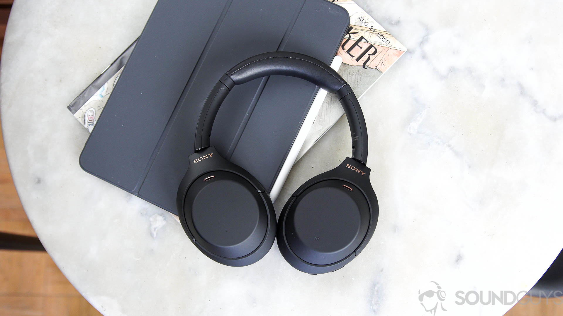 The Sony WH 1000XM4 noise cancelling headphones ipad