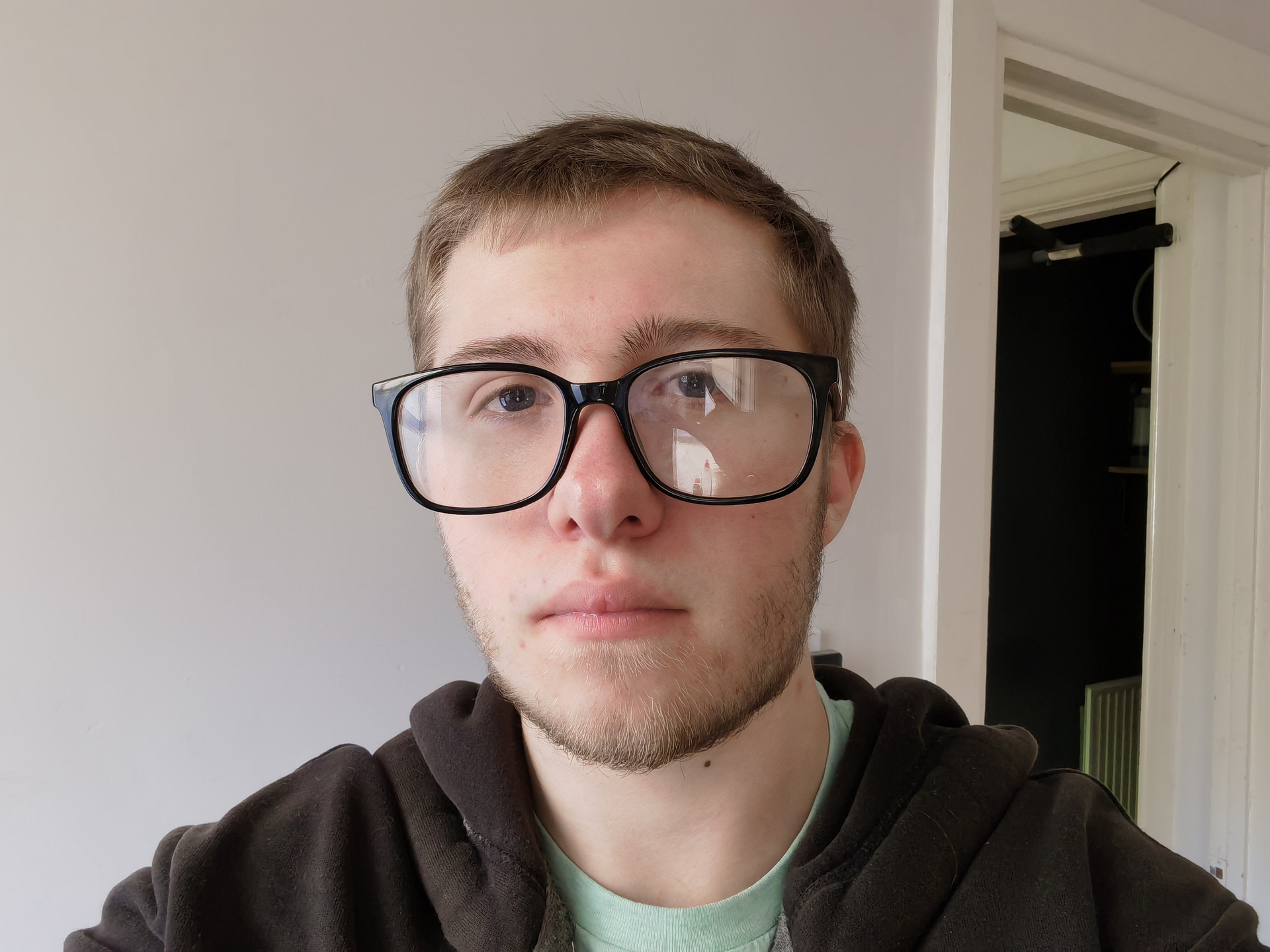 Huawei Mate 40 Pro sample selfie in a kitchen