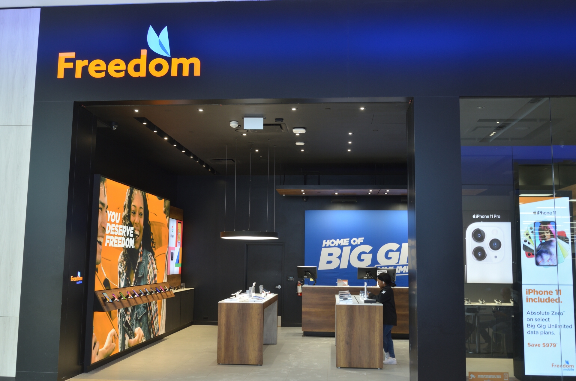freedom mobile storefront