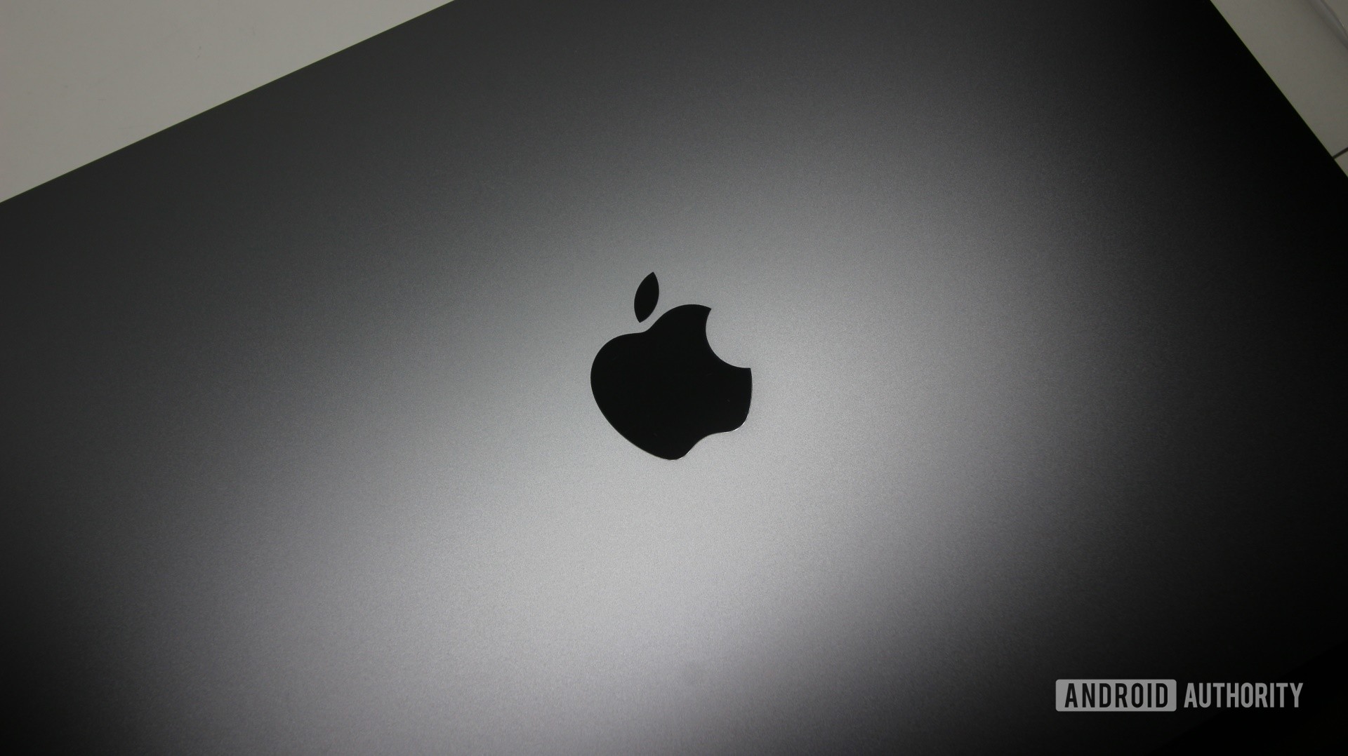 Primer plano del logotipo de Apple MacBook Air M1