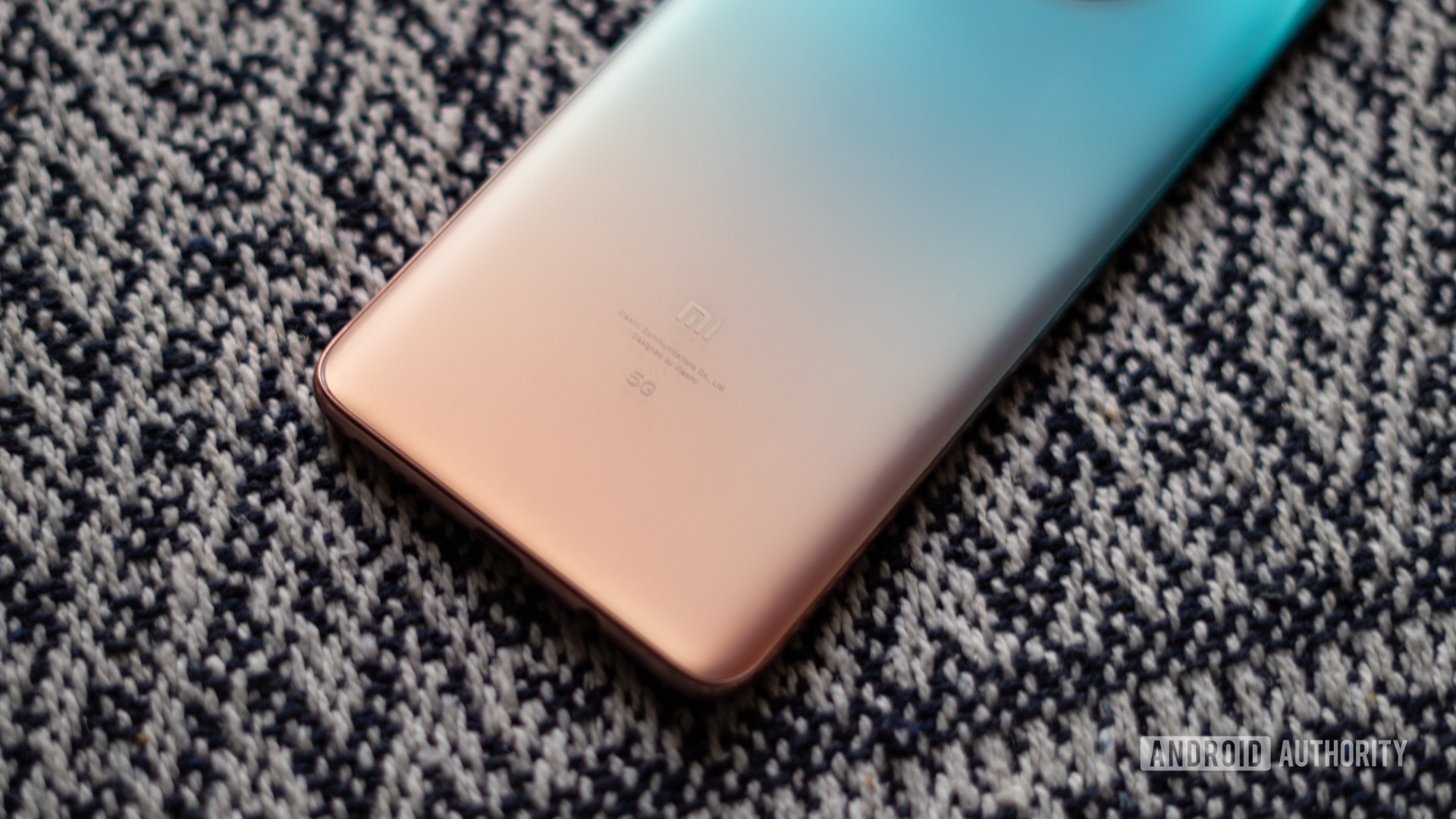 Xiaomi Mi 10i review logo and gradient