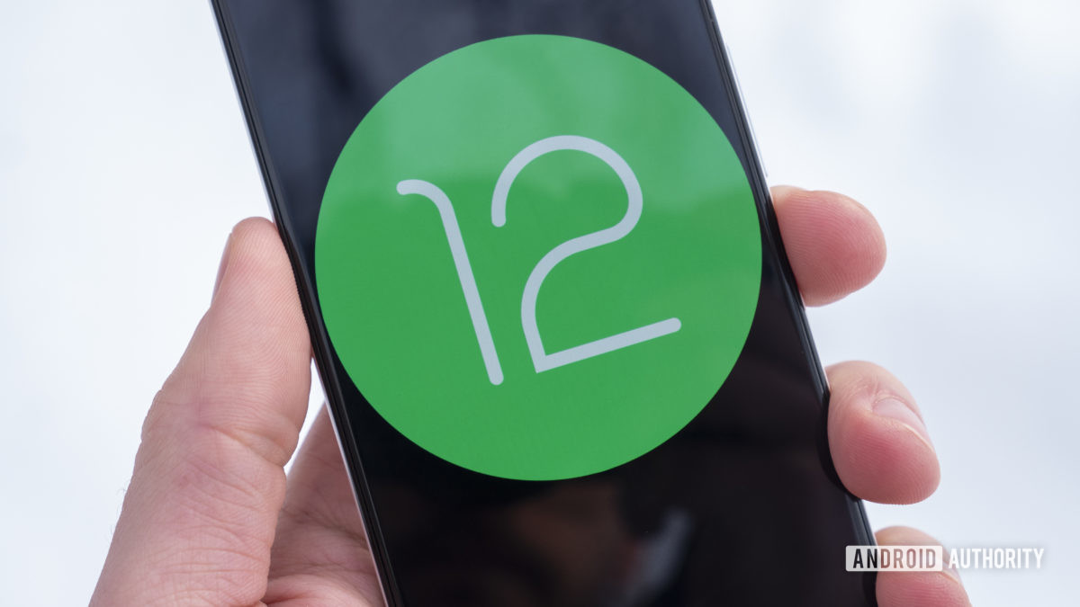 Android 12 logo on Google Pixel 3 2