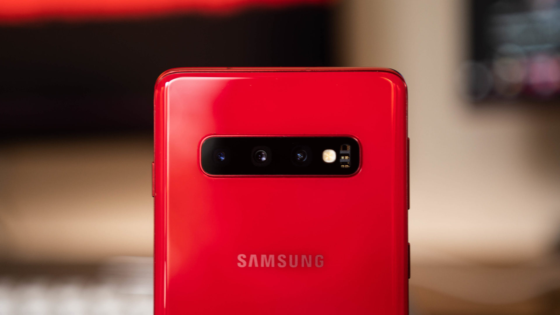Samsung Galaxy S10 close up of triple camera
