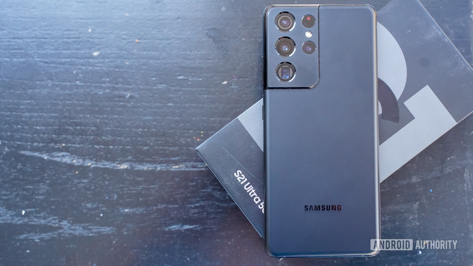 Samsung Galaxy S21 Ultra 5G on the box