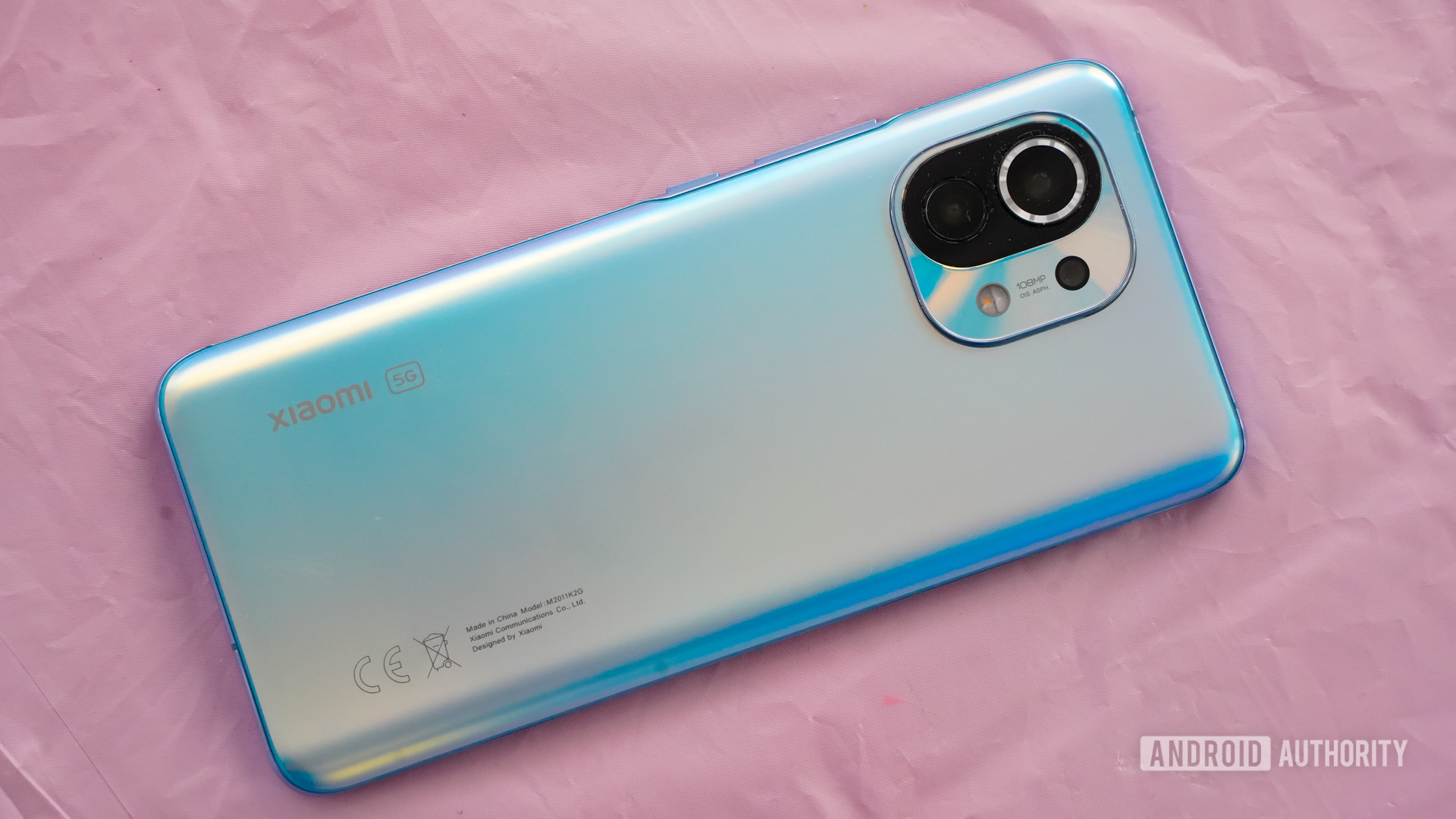 Xiaomi Mi 11 tons de azul e rosa.
