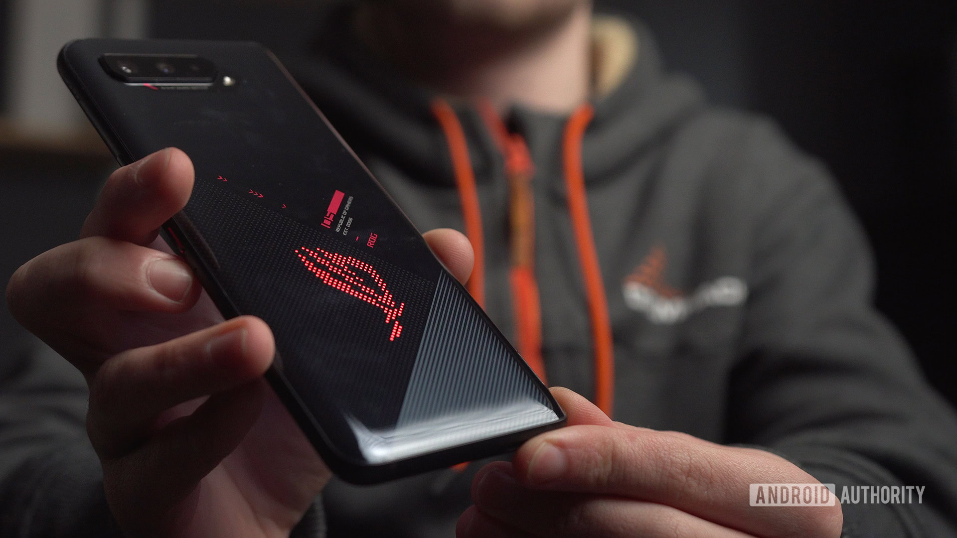 Asus ROG Phone 5 ROG RGB logosu