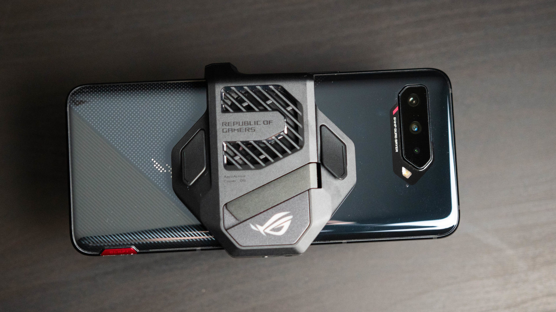 Imagen del producto Asus ROG Phone 5 del enfriador AeroActive en el propio dispositivo