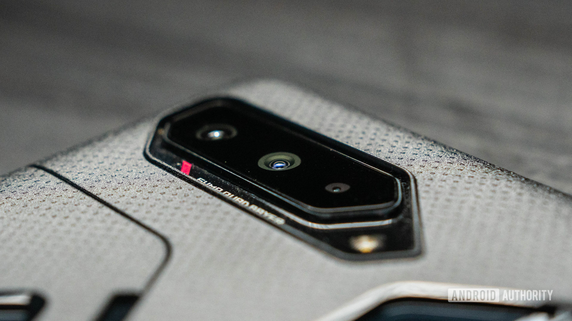 Photo du produit Asus ROG Phone 5 de la triple caméra à travers le boîtier inclus