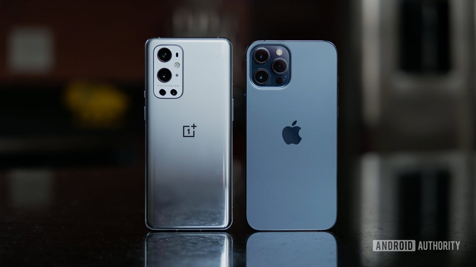 OnePlus 9 Pro versus iPhone 12 Pro Max en la encimera