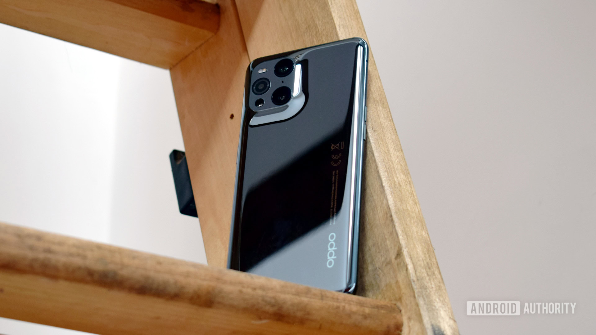 Oppo Find X3 Pro derrière le téléphone dans les escaliers