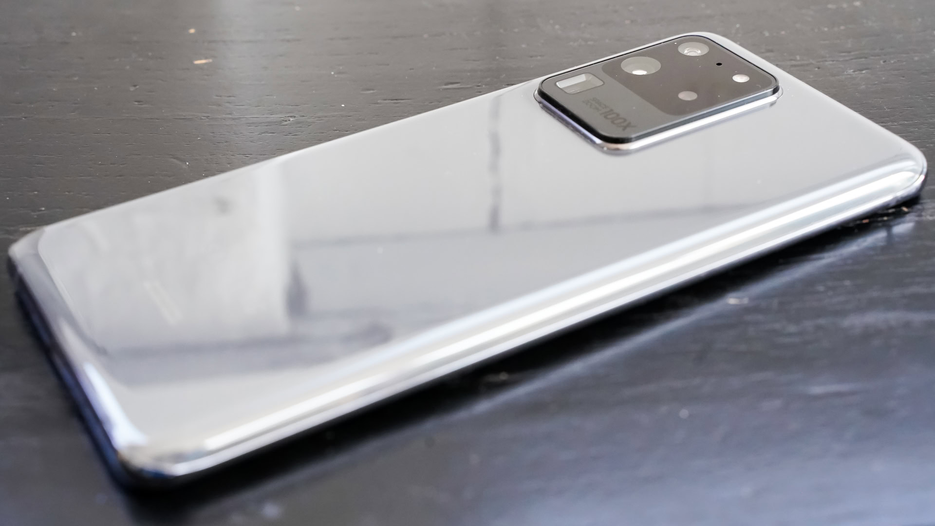 Samsung Galaxy S20 Ultra angled profile