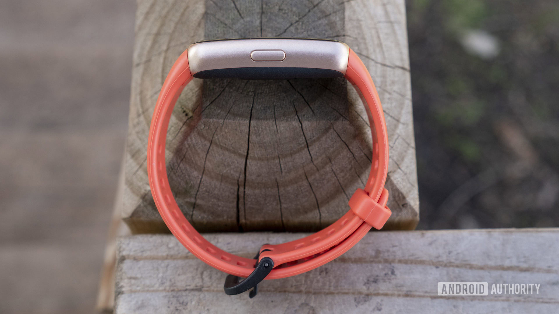 Huawei Band 6 review design case button on fence