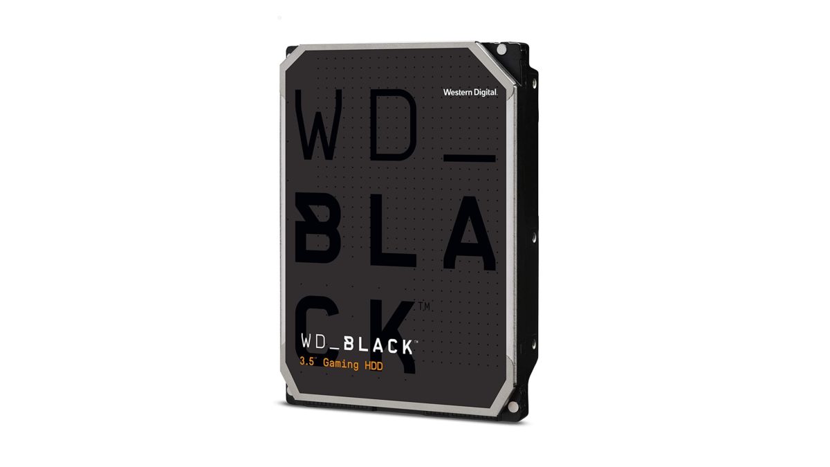 Disco duro WD Black Performance sobre fondo blanco.