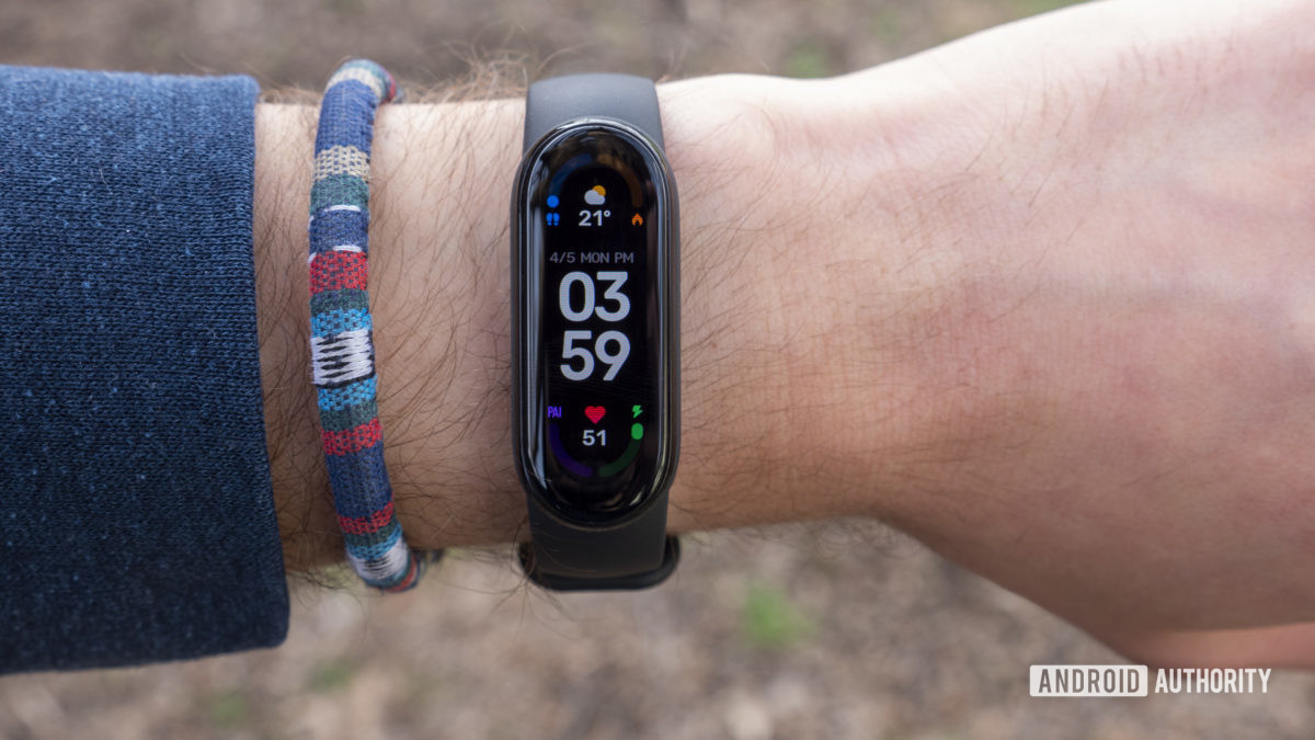 xiaomi mi band 6 review watch face display on wrist 2