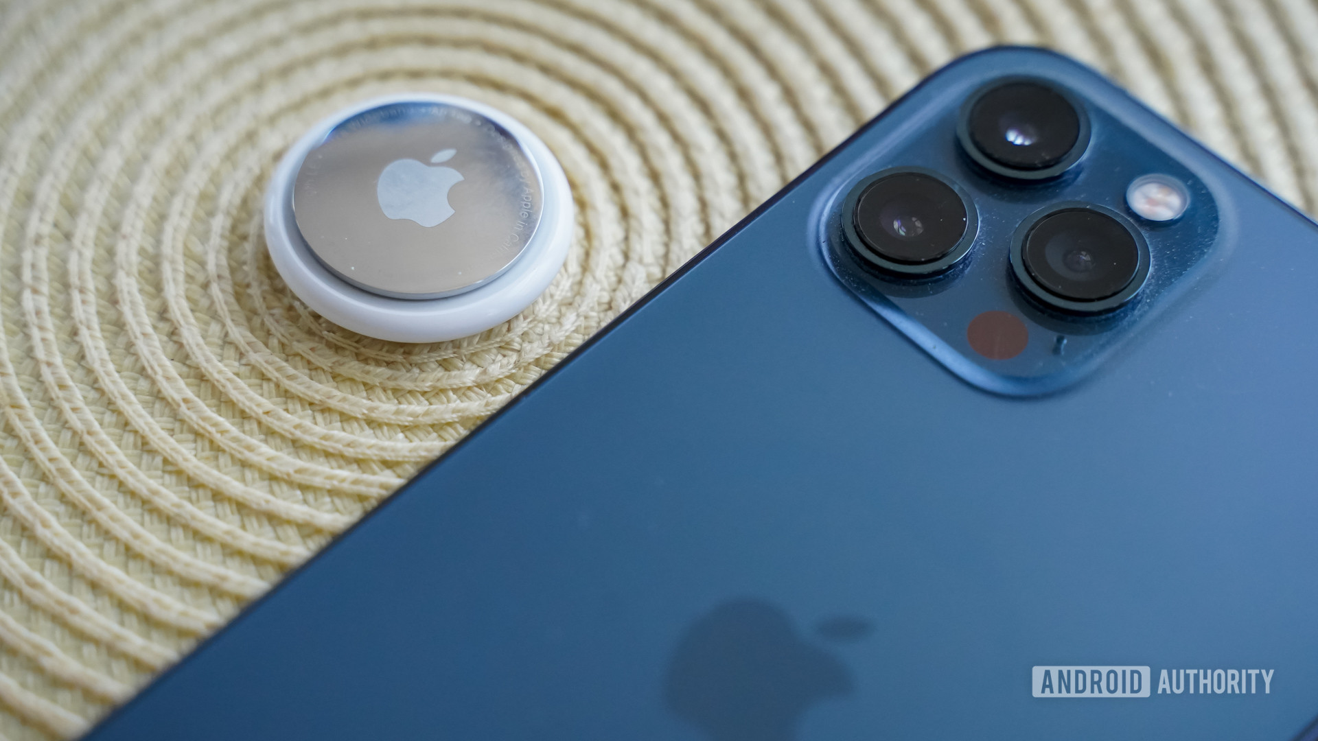 Apple AirTag avec iPhone arrière