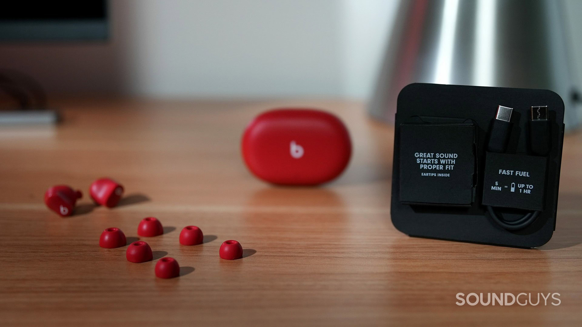 Les écouteurs sans fil Beats Studio Buds à réduction de bruit et l'emballage.