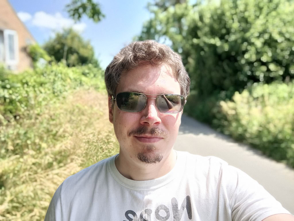 OnePlus Nord 2 5G camera sample selfie outdoors with bokeh