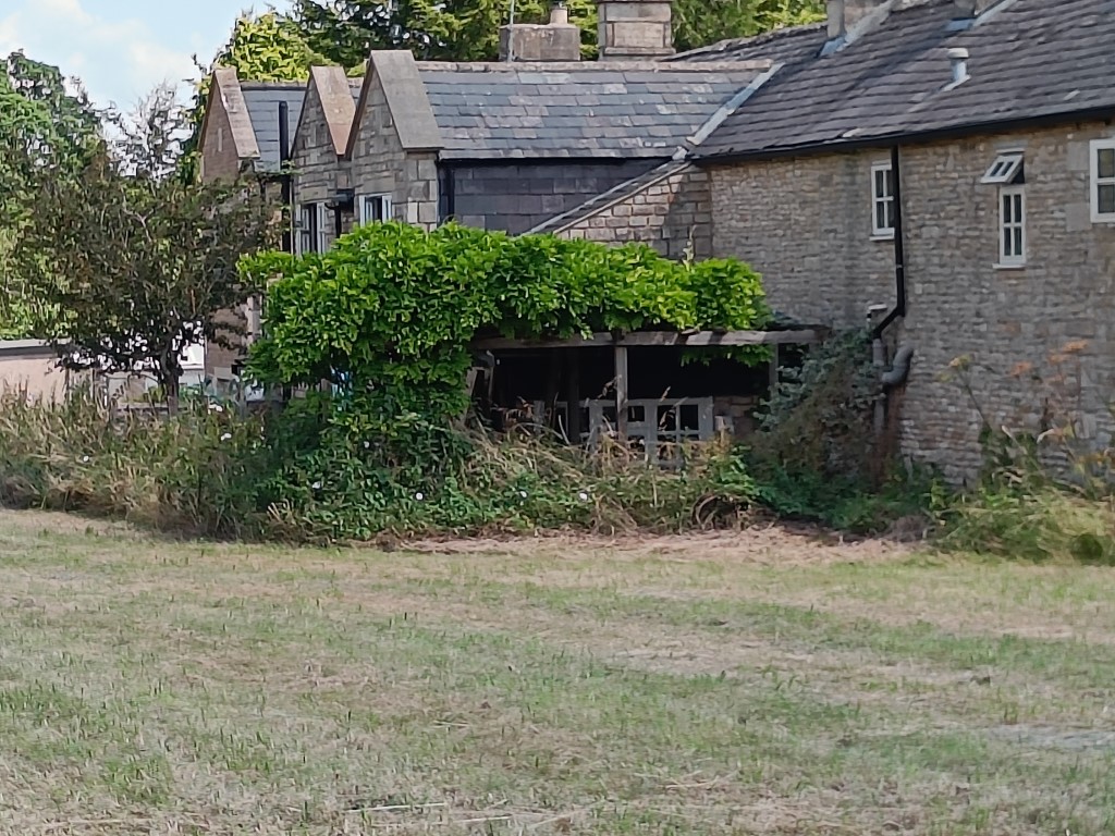OnePlus Nord 2 5G camera sample zoom 5x showing a house set amongst fields.