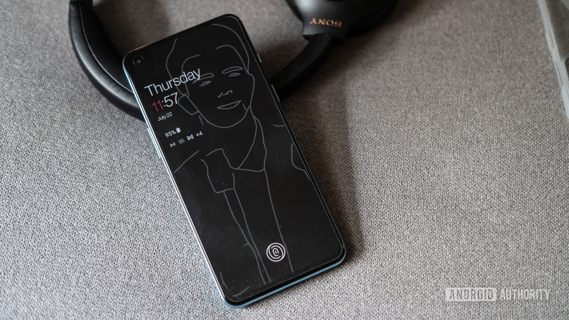 OnePlus Nord 2 montrant l'écran - contrecarrant la tendance à supprimer les adaptateurs d'alimentation de la boîte.