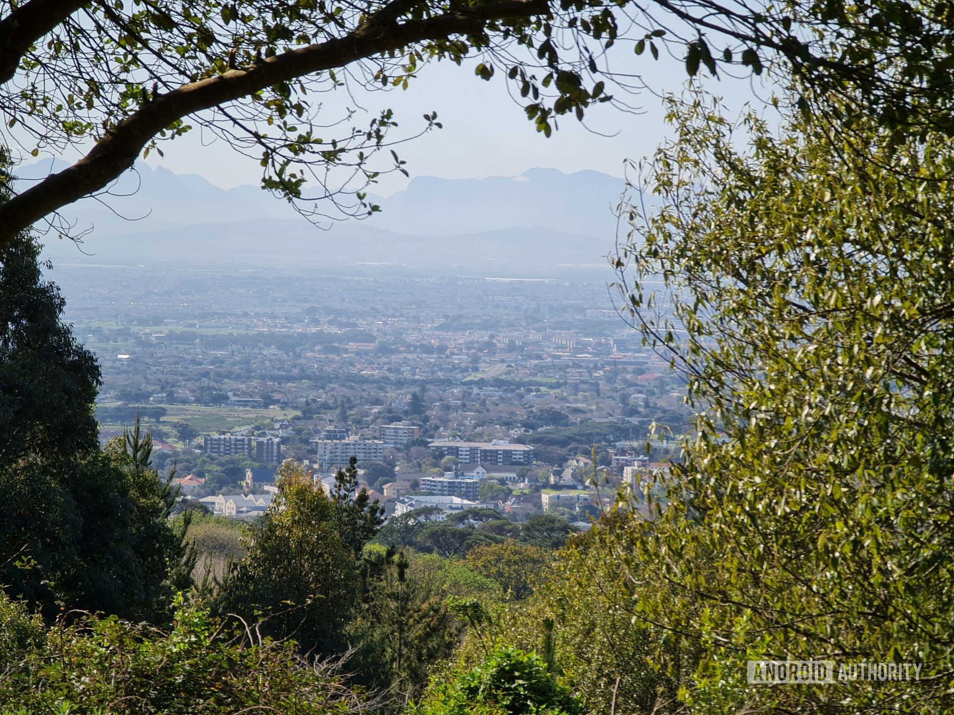 Một bức ảnh mẫu từ Galaxy Note 20 Ultra ở 5X cho thấy khung cảnh từ một ngọn núi nhìn ra những ngôi nhà.