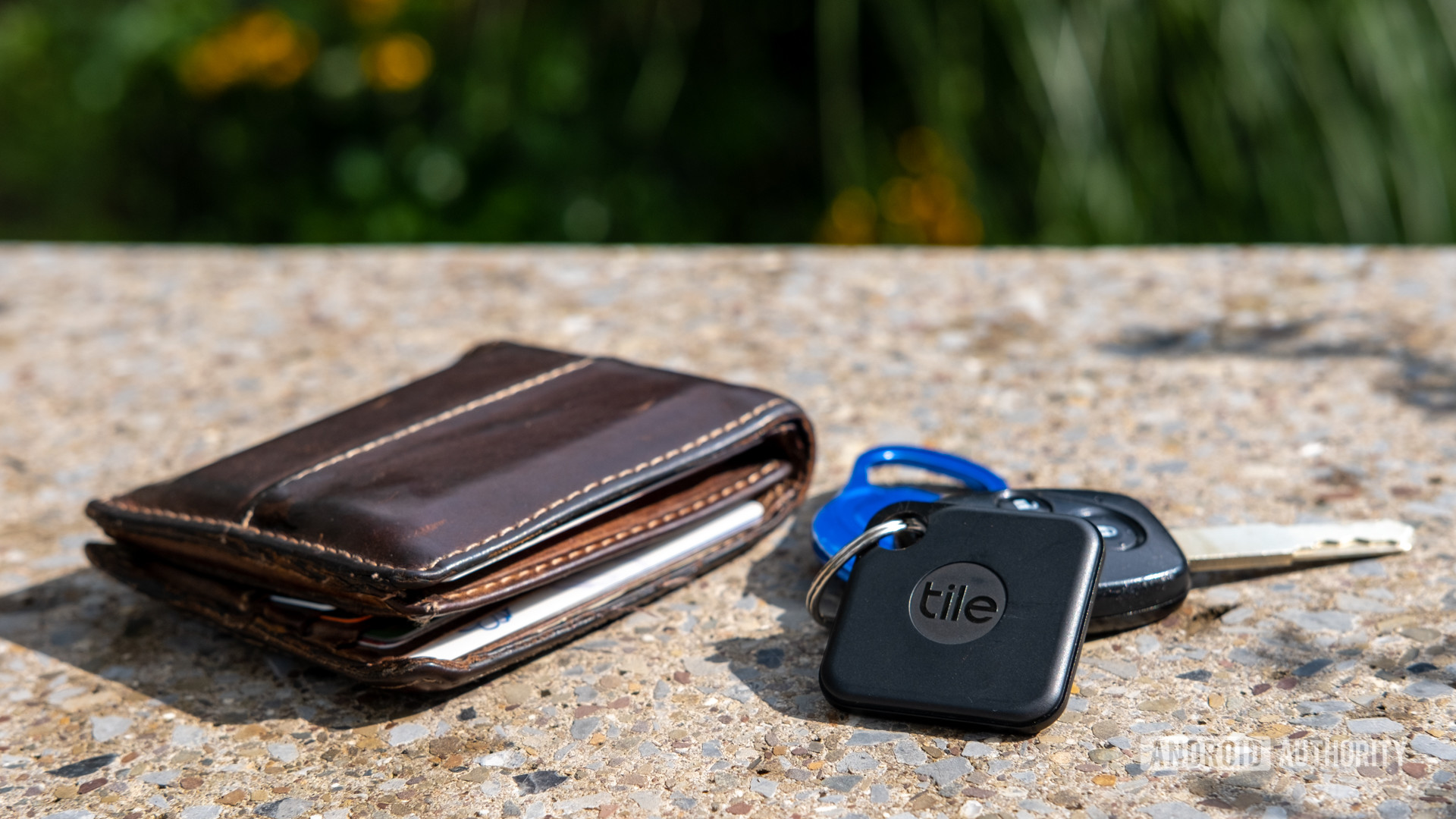 Tile Pro sur un porte-clés à côté d'un portefeuille