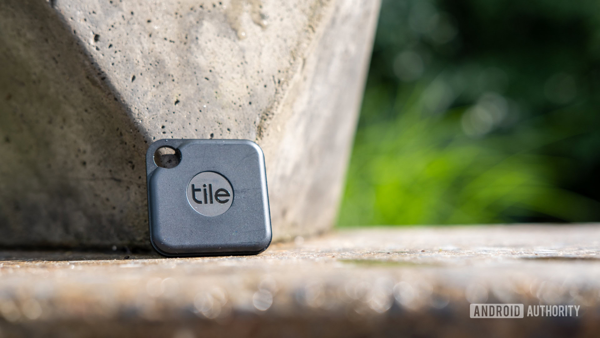 Imagem do Tile Pro em uma bancada de cimento
