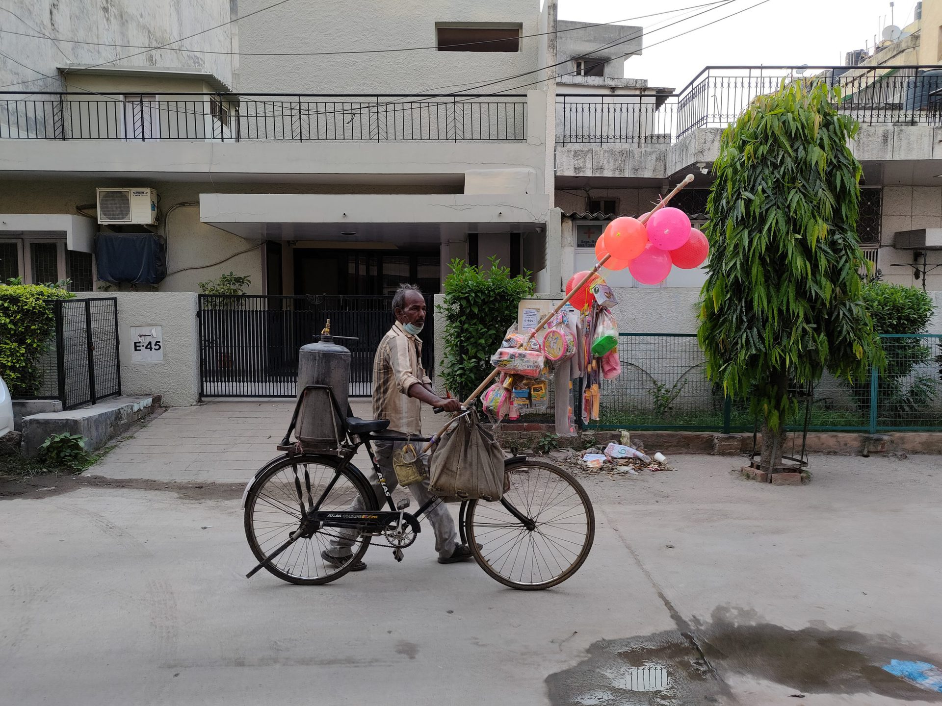 Realme GT standard camera normal light shot of a man on a bicycle with balloons.