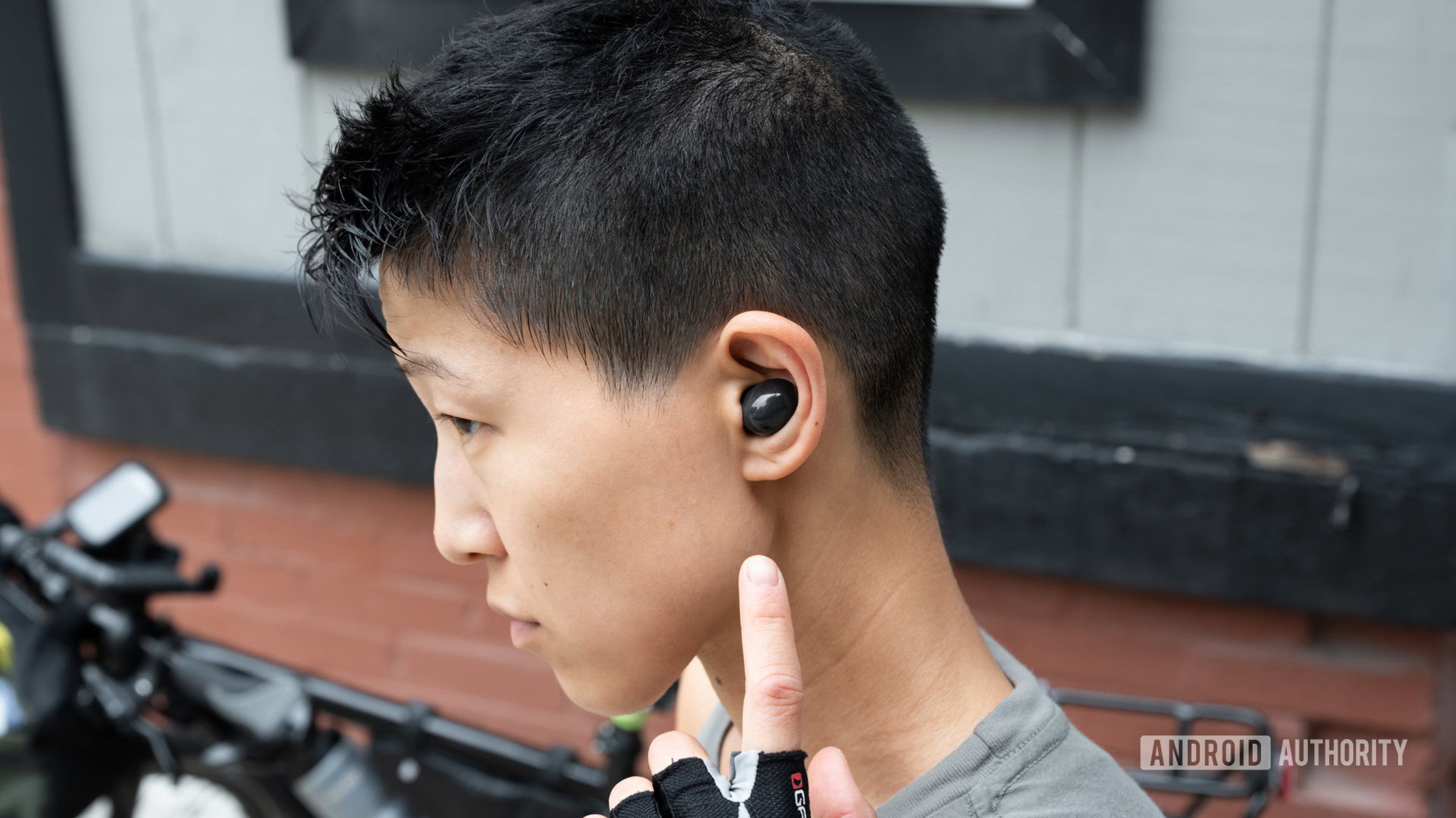 Une femme porte les véritables écouteurs sans fil à réduction de bruit Samsung Galaxy Buds 2.