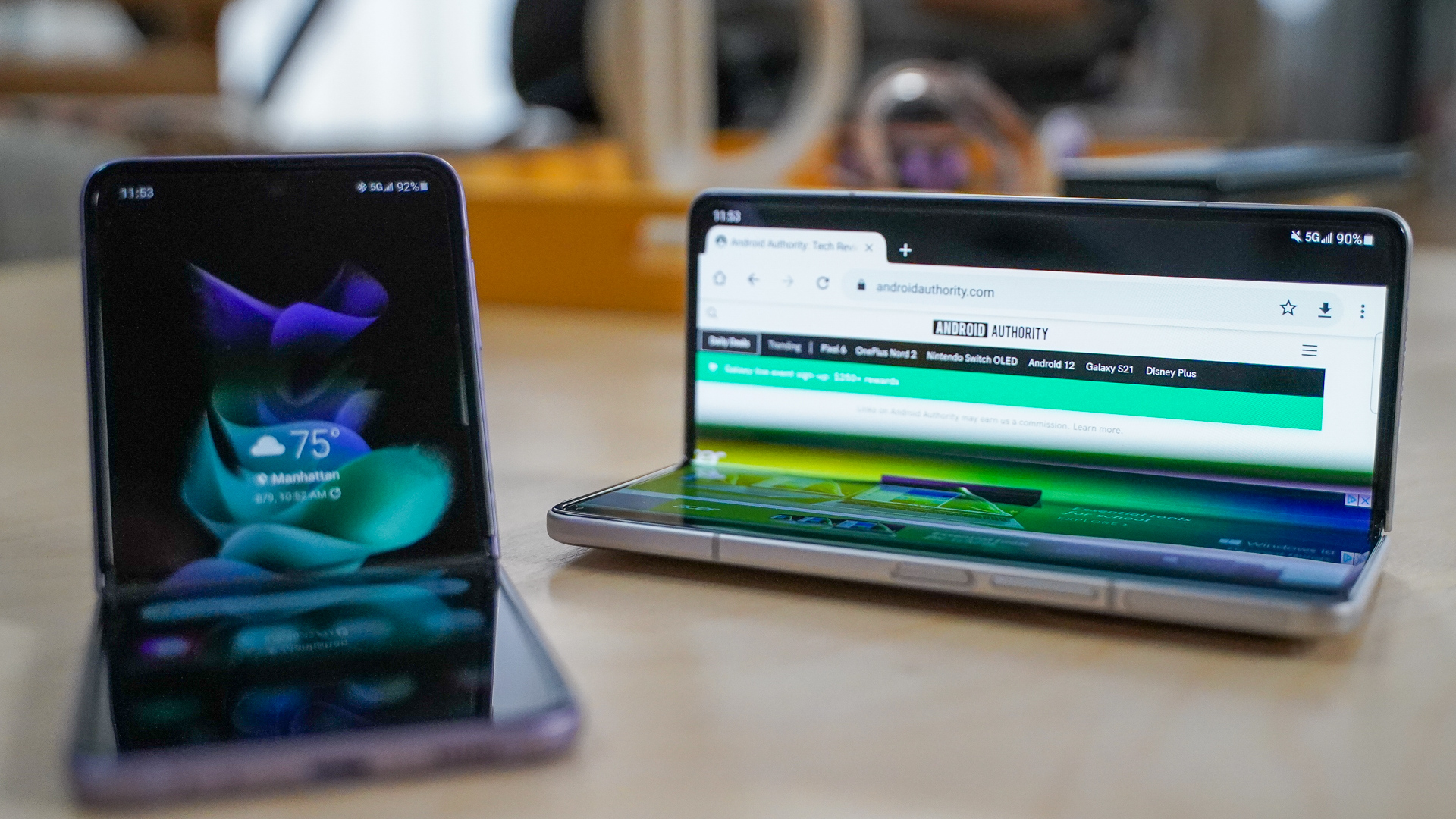 Samsung Galaxy Fold 3 et Flip 3 assis ouverts