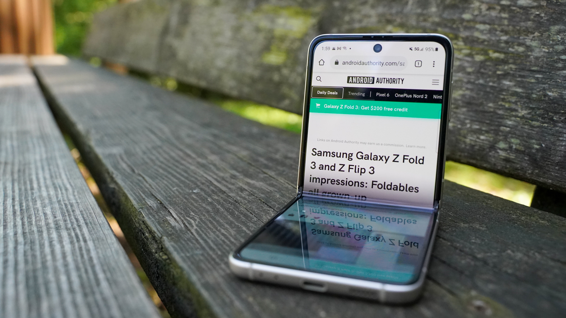 Samsung Galaxy Z Flip 3 à moitié plié avec AA