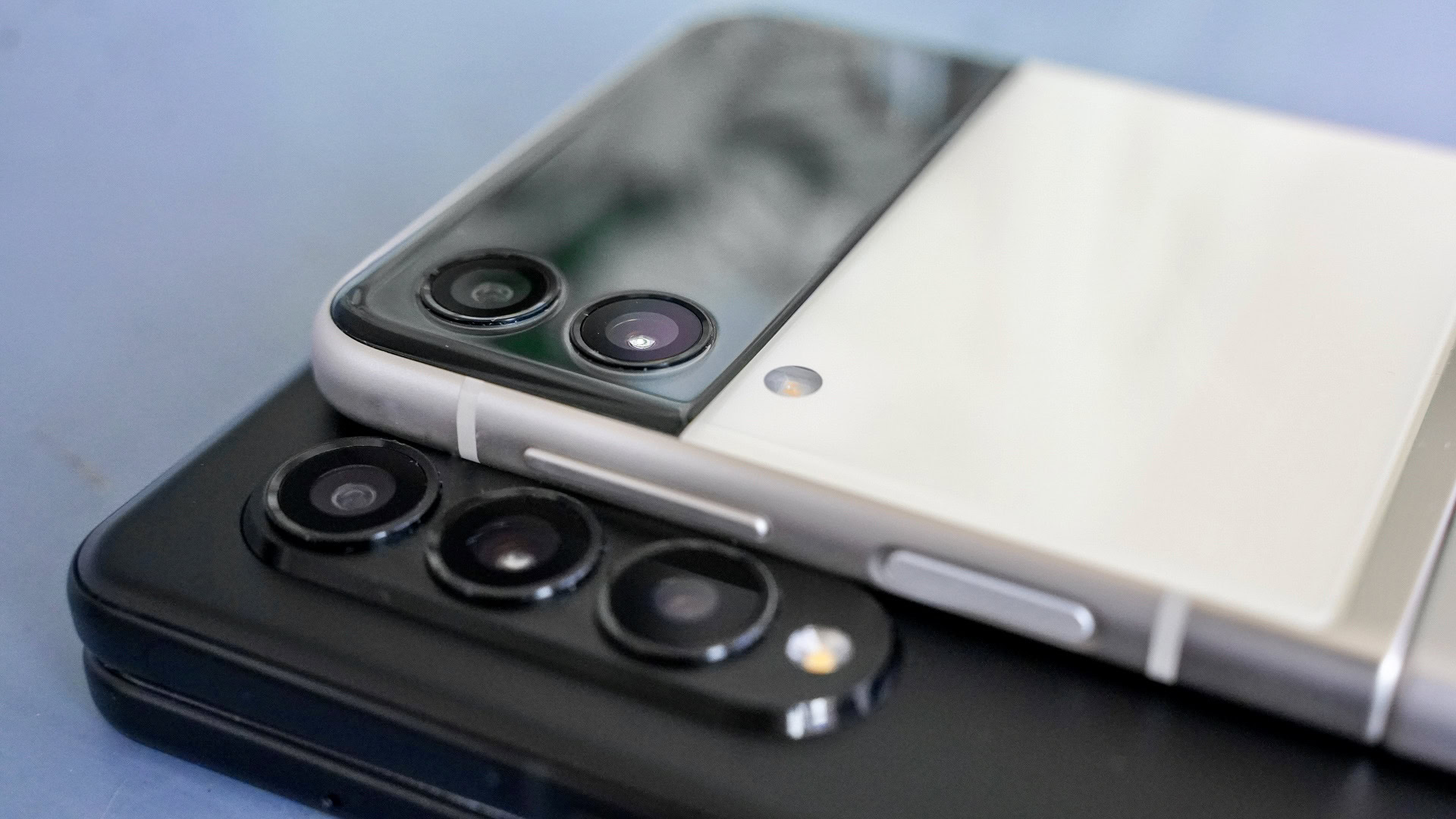 Samsung Galaxy Z Fold vs Z Flip camera closeup 2