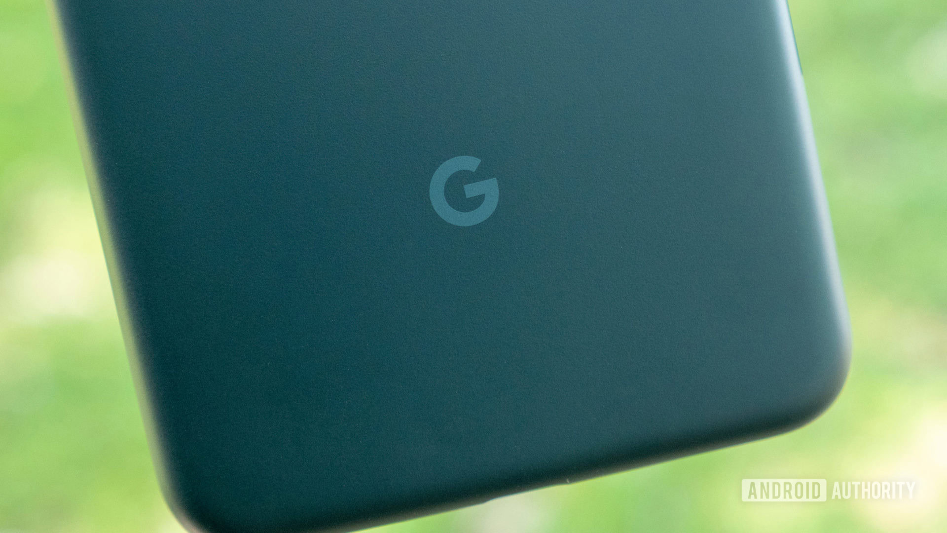 un gros plan du google pixel 5a google logo g logo