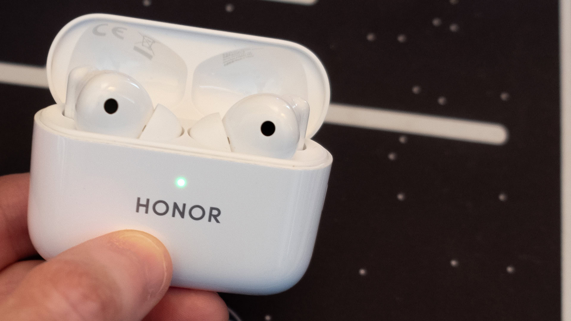 Une image des Honor Earbuds 2 Lite dans l'étui de chargement avec le couvercle ouvert
