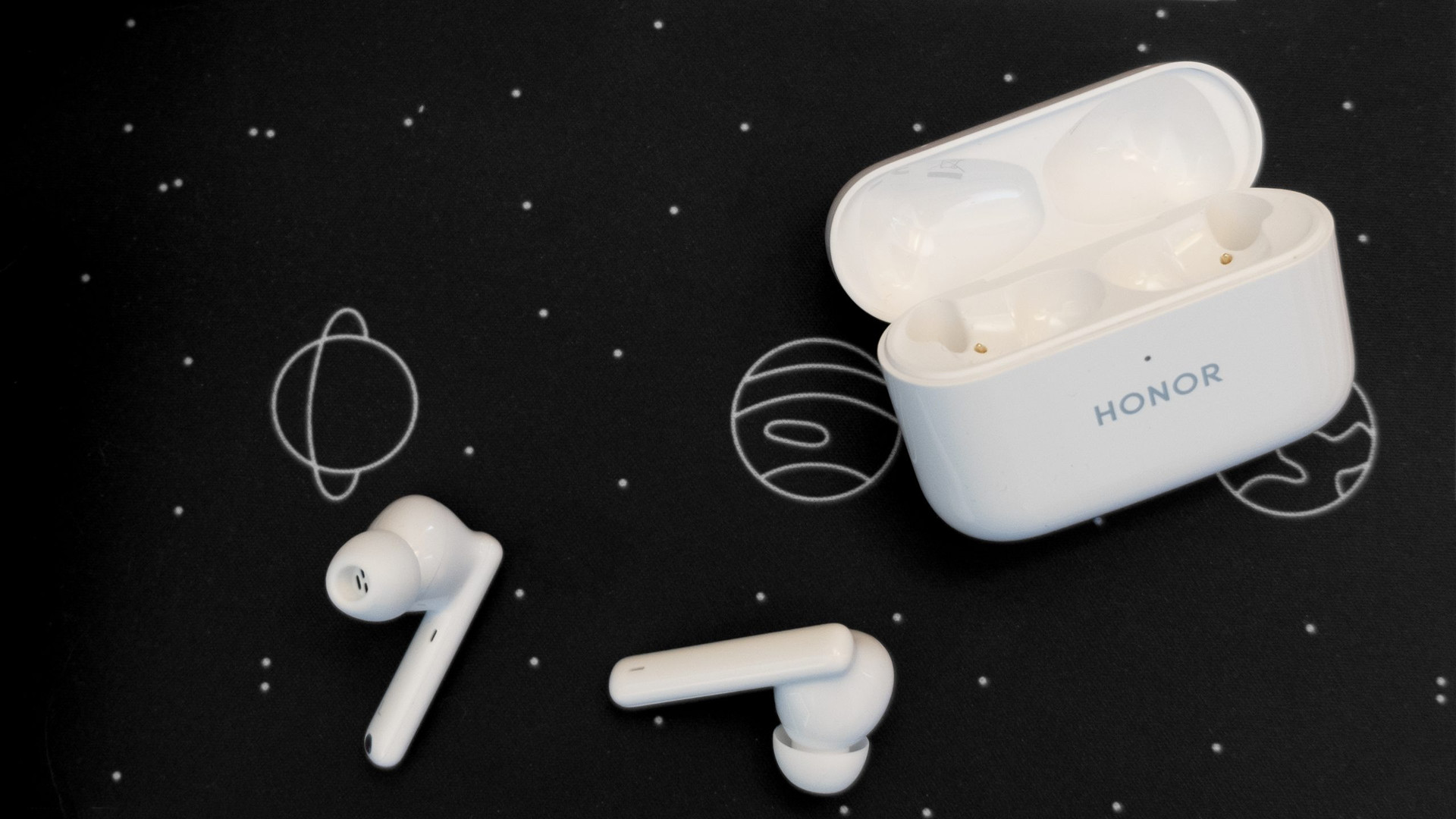 An image of the Honor Earbuds 2 Lite next to the open charging case