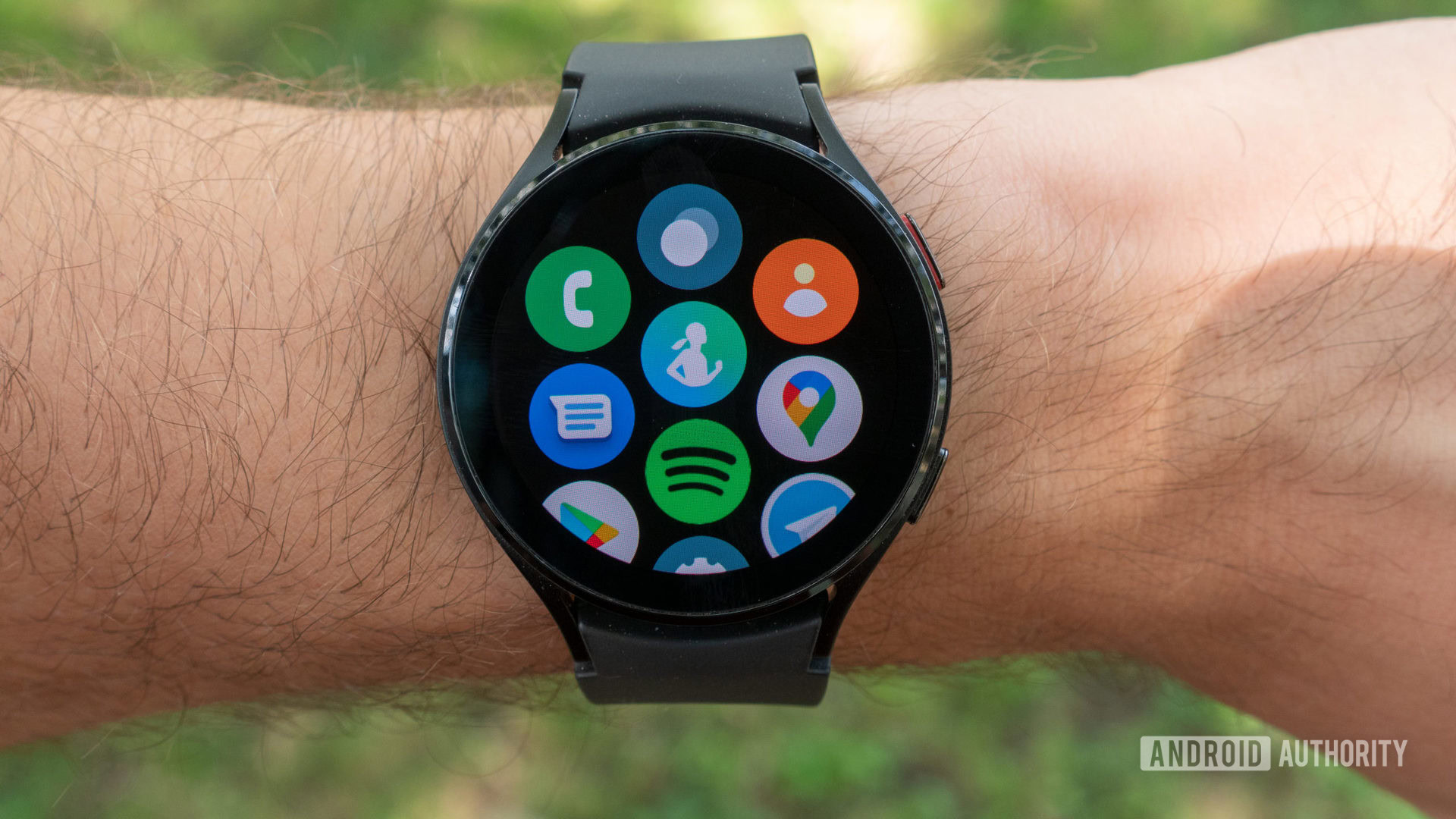 La Samsung Galaxy Watch 4 au poignet d'un homme affichant la page de toutes les applications.