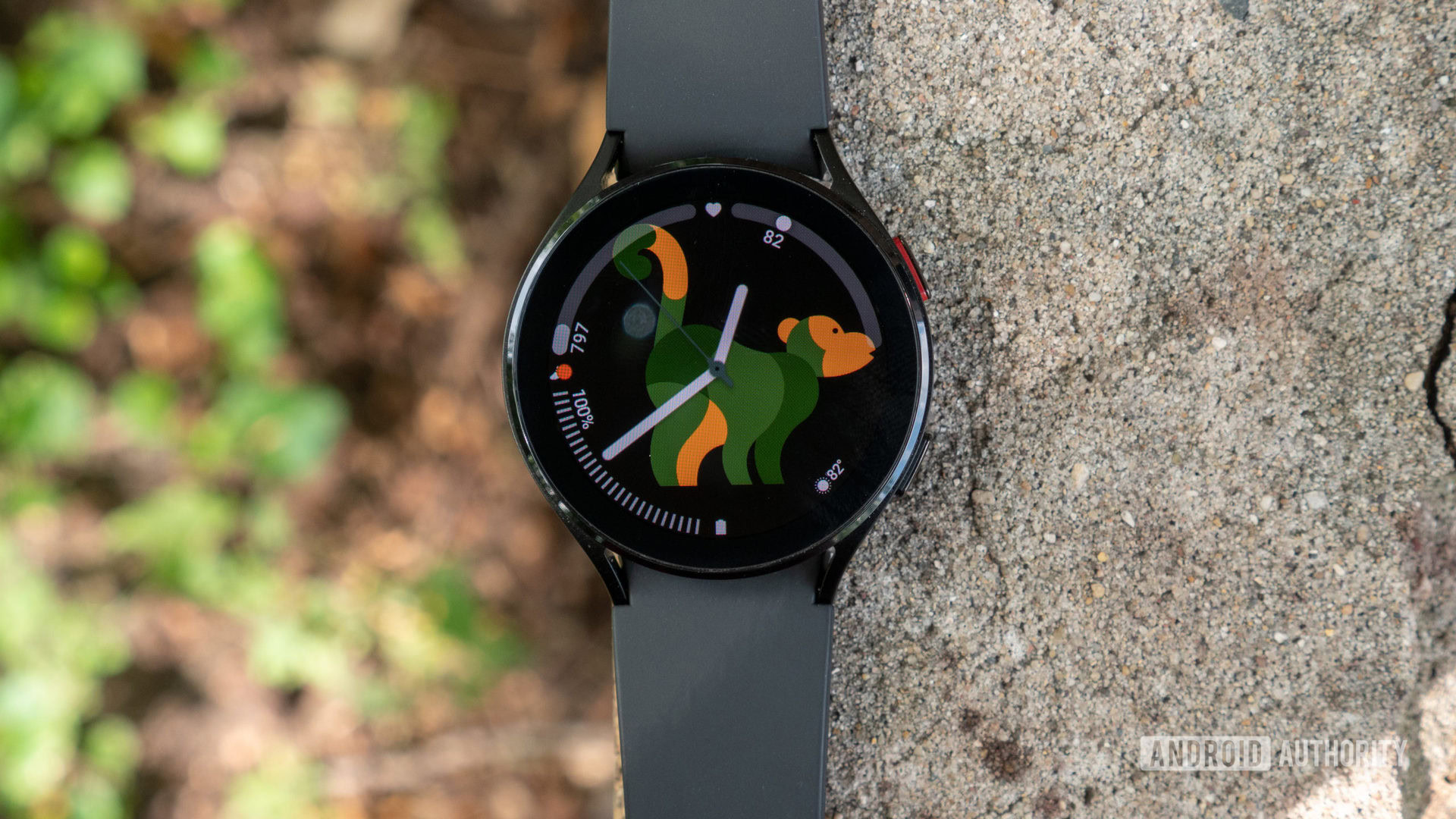 La Samsung Galaxy Watch 4 posée à plat sur une brique.