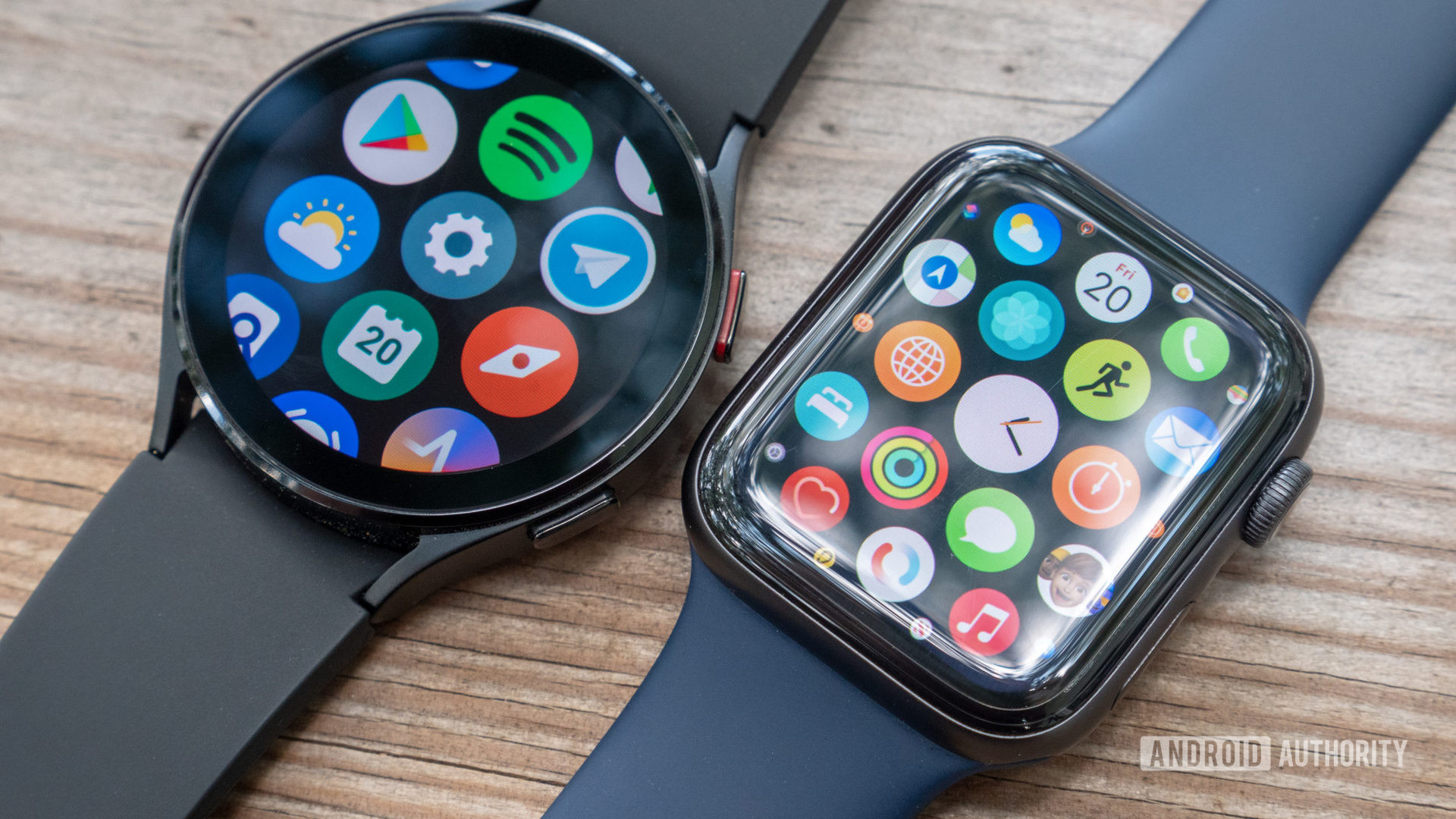 La Samsung Galaxy Watch 4 et l'Apple Watch Series 6 posées sur une table affichant la page de toutes les applications.