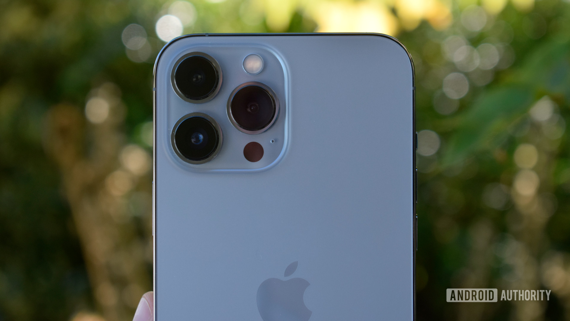 Apple iPhone 13 Pro Max dos avec appareil photo en main
