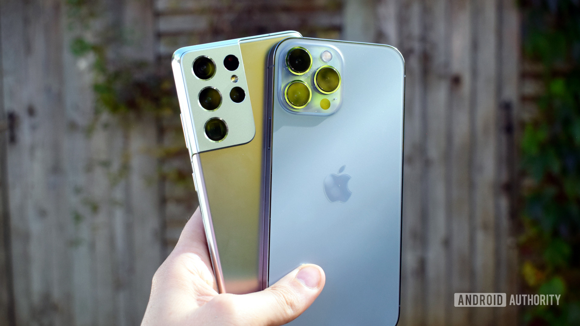 Apple iPhone 13 Pro Max vs Samsung Galaxy S21 Ultra outside